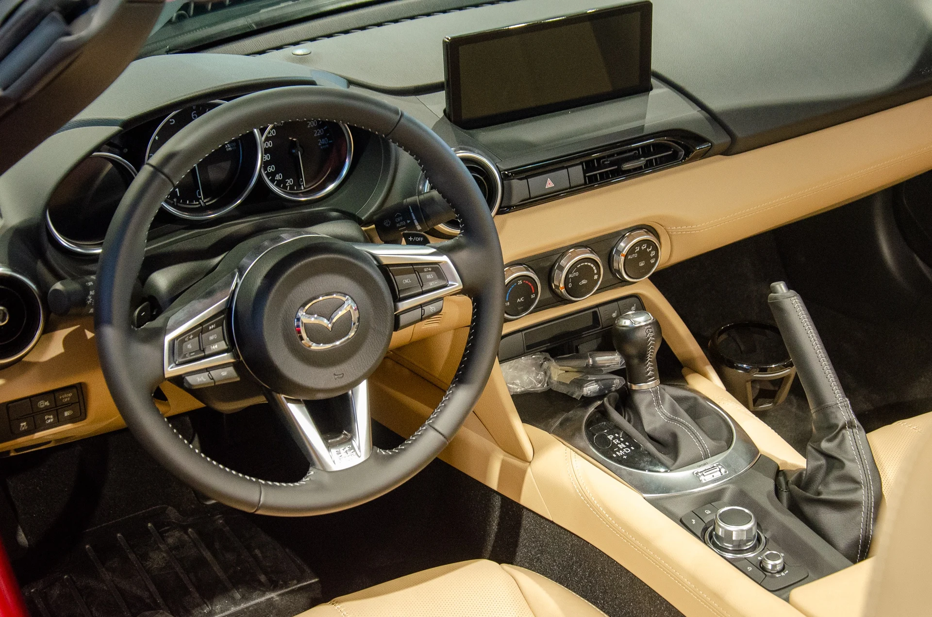 Mazda MX-5 price Vietnam, Mazda MX-5 roadster, MX-5 hard top, MX-5 soft top, Mazda sports car Vietnam, Mazda MX-5 specifications, VND 1.34 billion 4