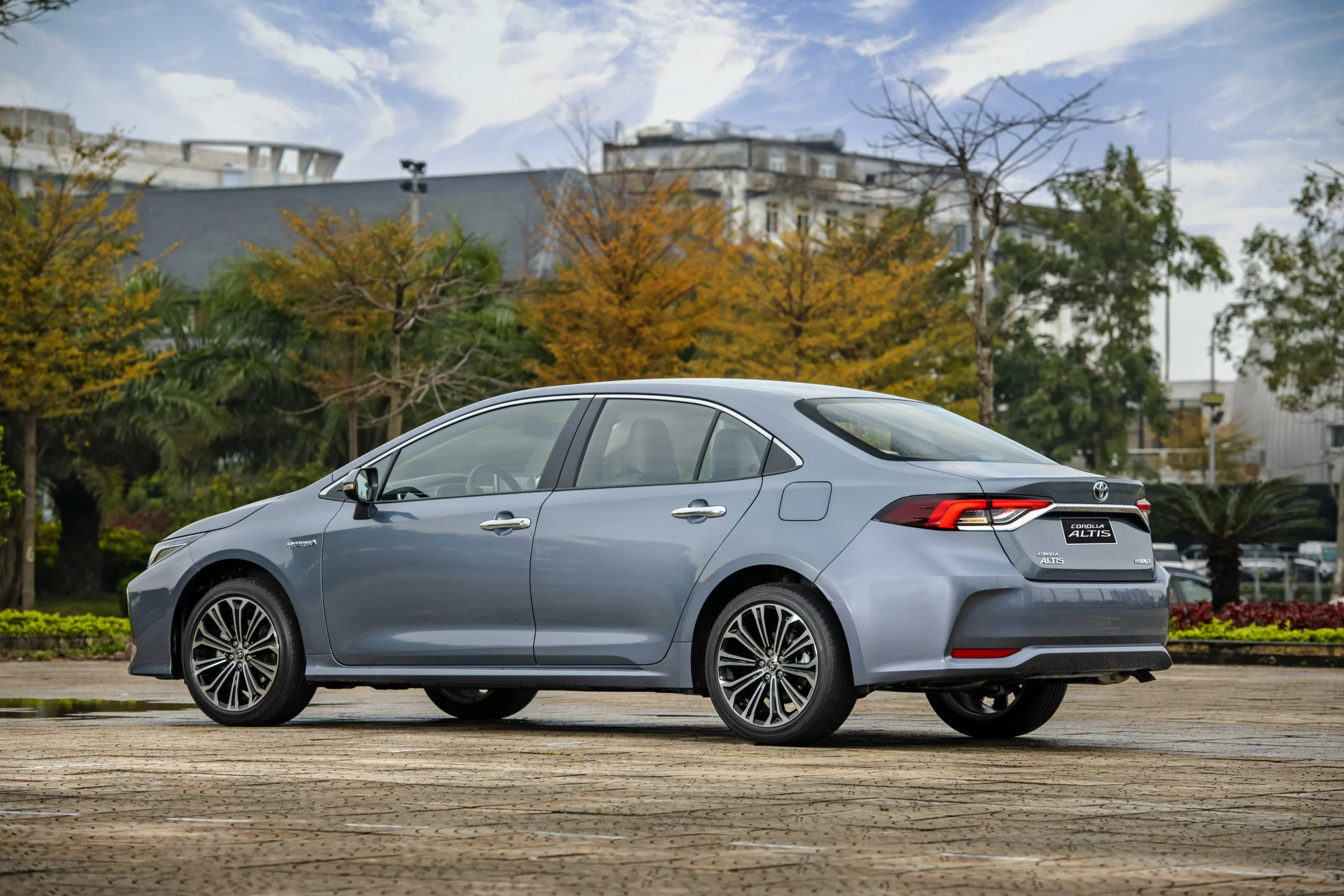 Toyota Corolla Altis, Vietnam car market, compact sedan sales, Toyota Vietnam, automotive slowdown, Vios, Camry, Chinese sedan alternatives 3