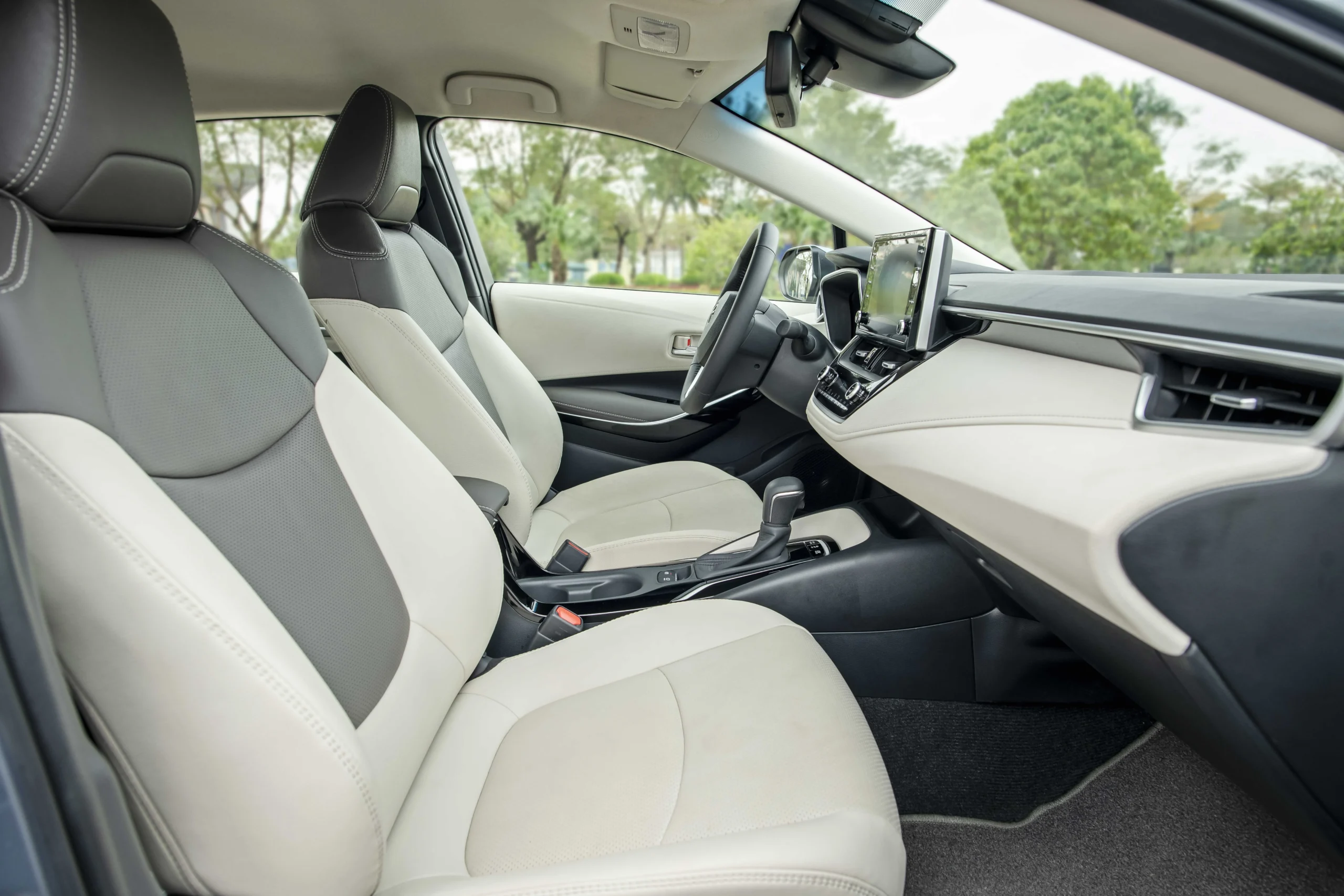 Toyota Corolla Altis, Vietnam car market, compact sedan sales, Toyota Vietnam, automotive slowdown, Vios, Camry, Chinese sedan alternatives 4