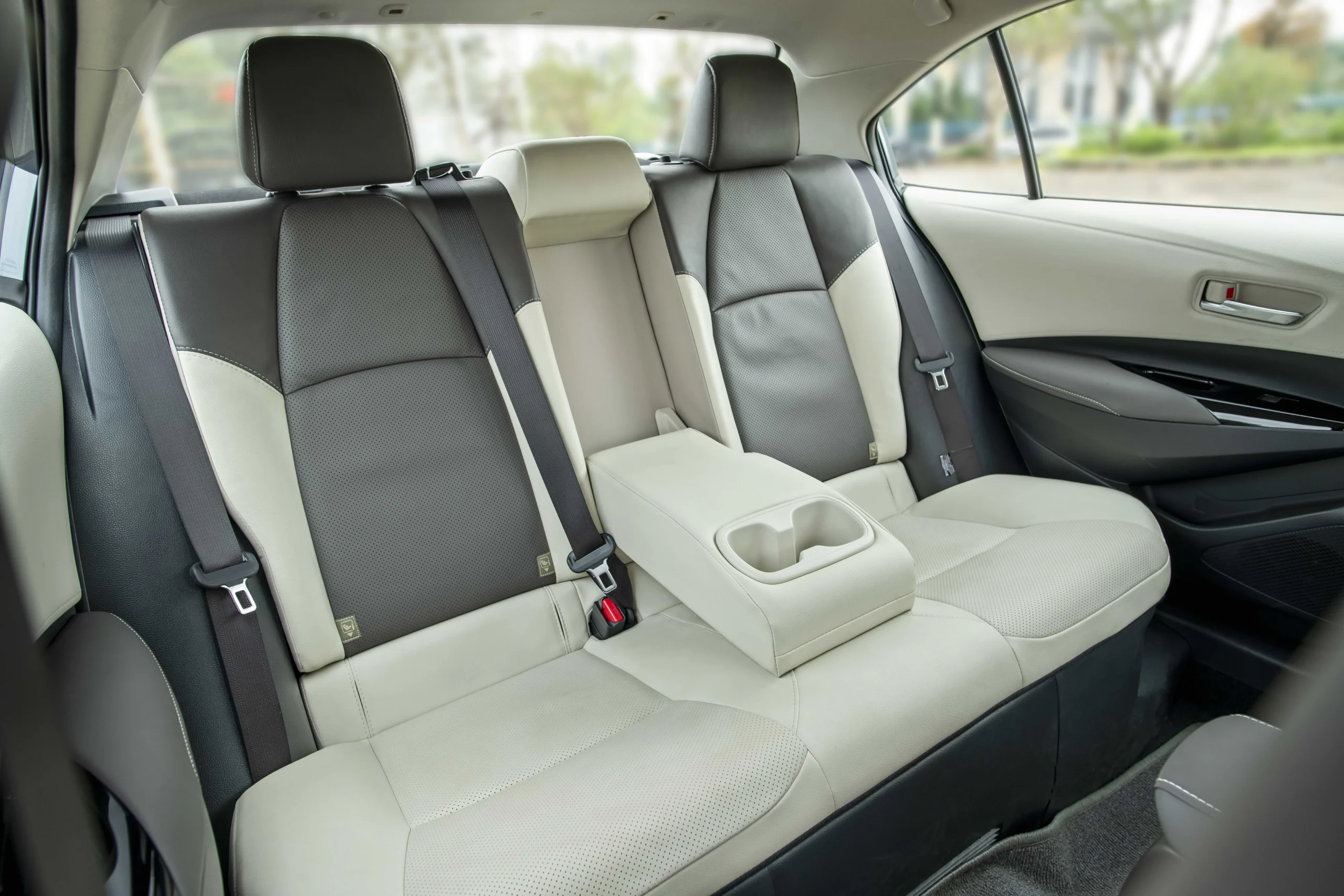 Toyota Corolla Altis, Vietnam car market, compact sedan sales, Toyota Vietnam, automotive slowdown, Vios, Camry, Chinese sedan alternatives 5