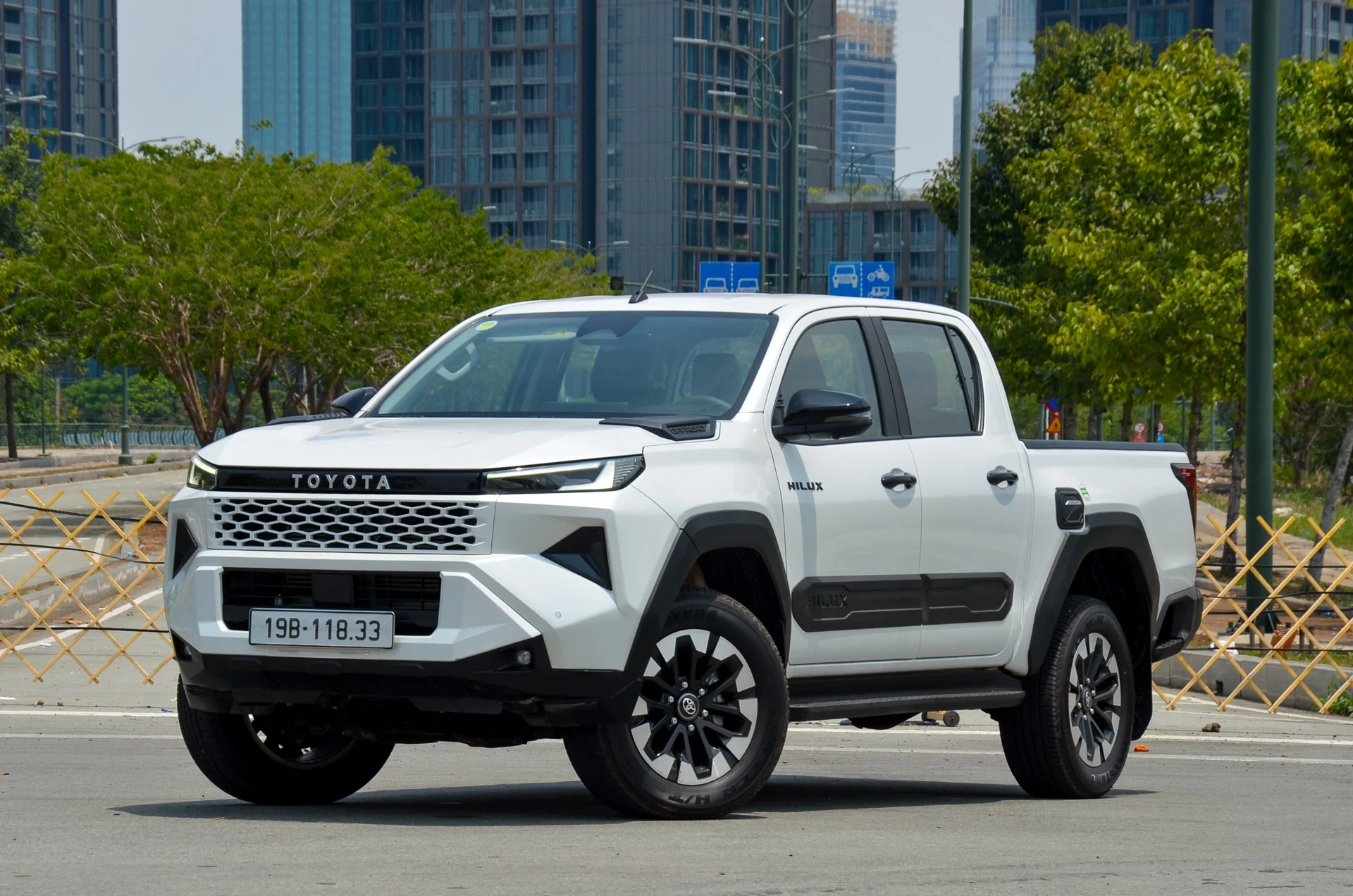 Vietnam car sales, Mustang Mach-E Vietnam, Suzuki Swift sales, Toyota Hilux Vietnam, 2026 automotive market, car price discounts, hybrid tax incentive Vietnam 3