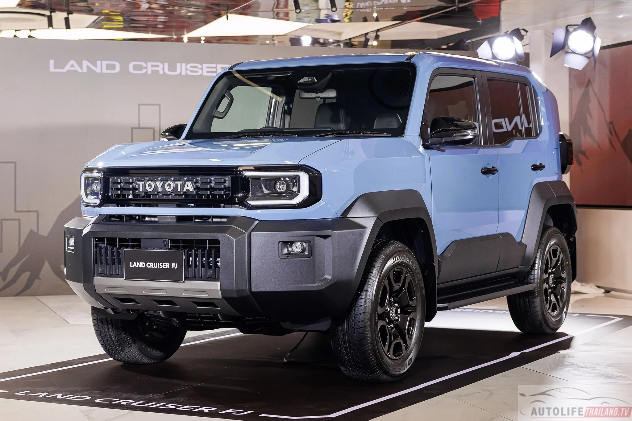 Toyota Land Cruiser FJ, Vietnam SUV launch, Land Cruiser price Vietnam, off-road SUV Vietnam, affordable Land Cruiser, Toyota Land Cruiser Prado, Toyota Land Cruiser 300 2