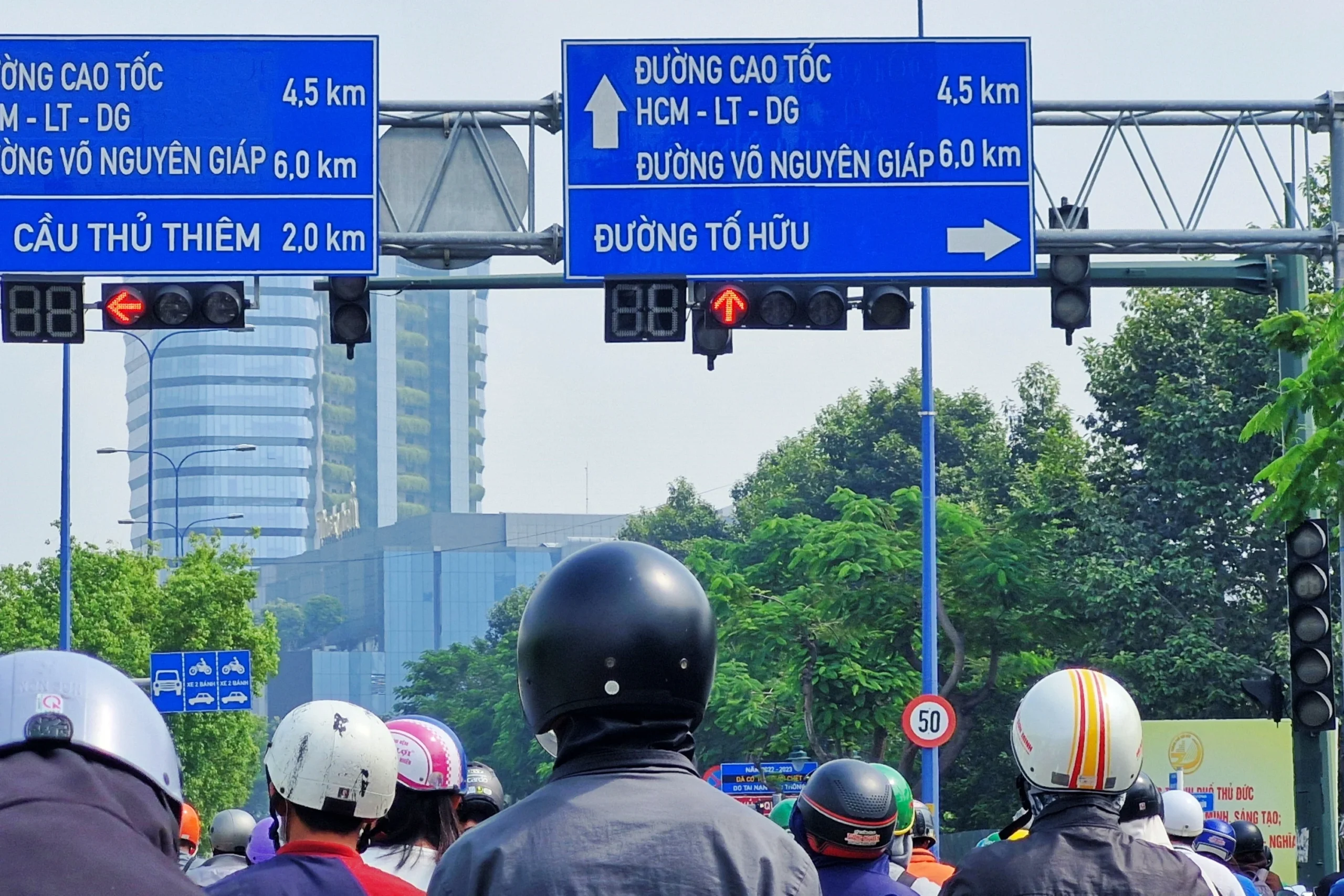 U-turn traffic violation, red left turn signal, Vietnam road rules, traffic light penalties, road safety Vietnam, left turn arrow red, traffic law enforcement 2