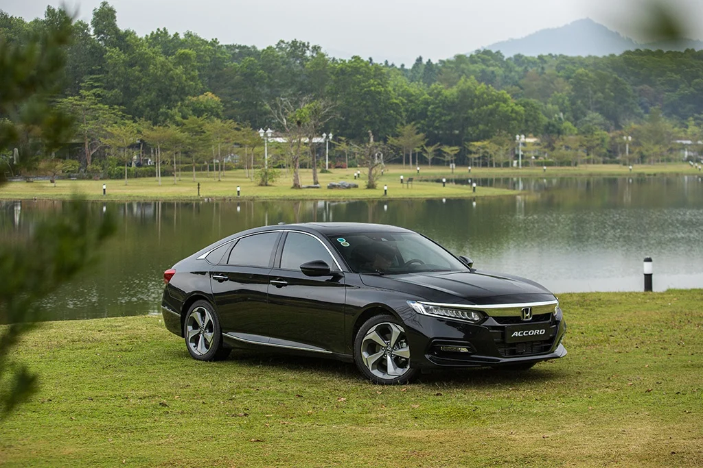 Toyota Camry Vietnam, Camry price Vietnam, HEV Camry, Toyota sedan Vietnam, Vietnam car market, D-segment sedan, Kia K5 Vietnam, MG7 Vietnam 4