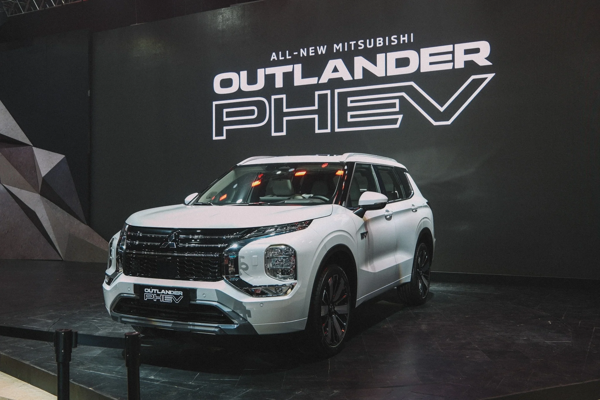 Mitsubishi Outlander PHEV, 2026 plug-in hybrid SUV, Mitsubishi Philippines, Vietnam electric car market, hybrid SUV launch, Outlander PHEV specs, Southeast Asia hybrid vehicles 2