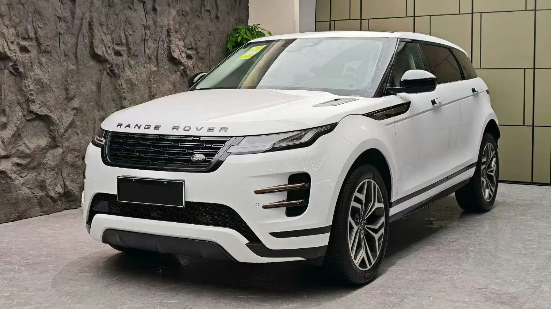 Range Rover Evoque L, price cut China, Jaguar Land Rover China, Chery joint venture, Freelander hybrid, Chinese auto market, SUV discount 2