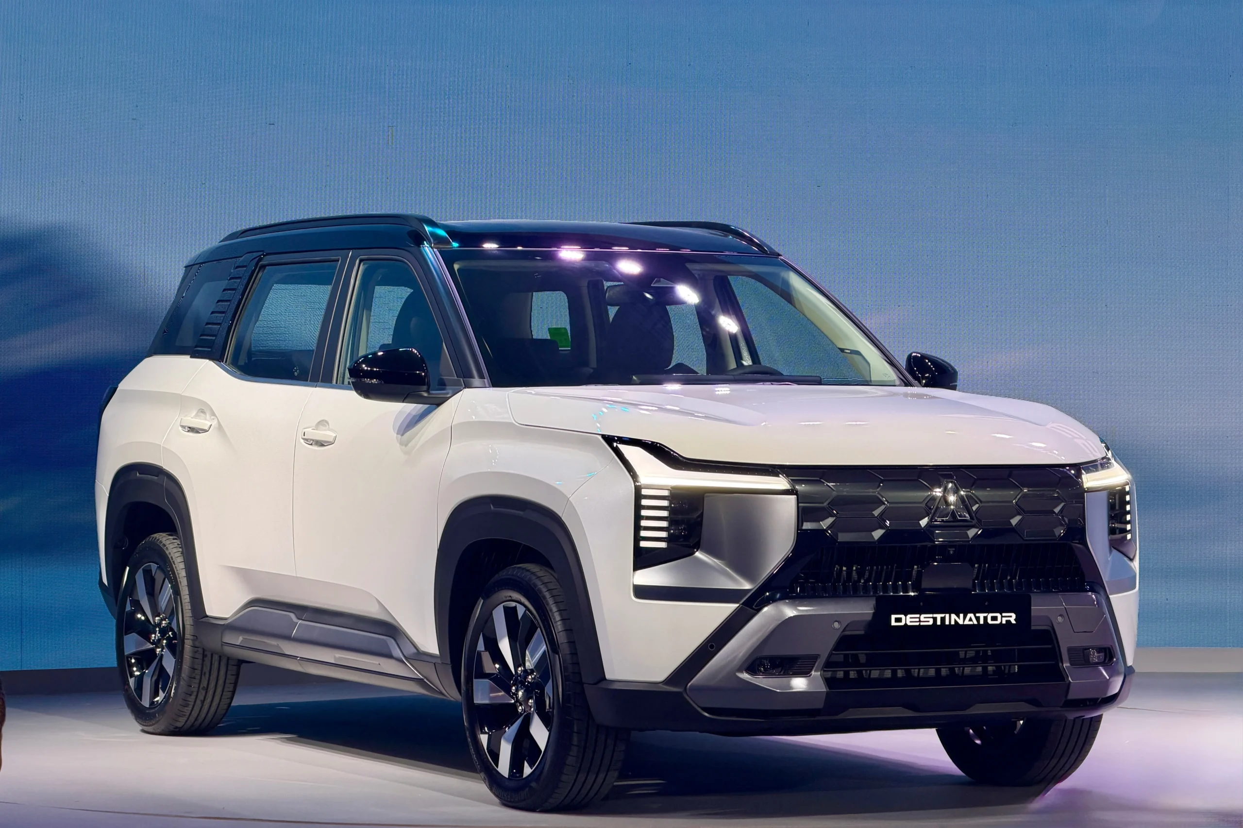 7-seater car discounts, June 2026 car deals, MPV sales Vietnam, SUV promotions, Mazda CX-8 discount, Mitsubishi Destinator offer, Toyota Xpander price cut, BYD electric MPV 3
