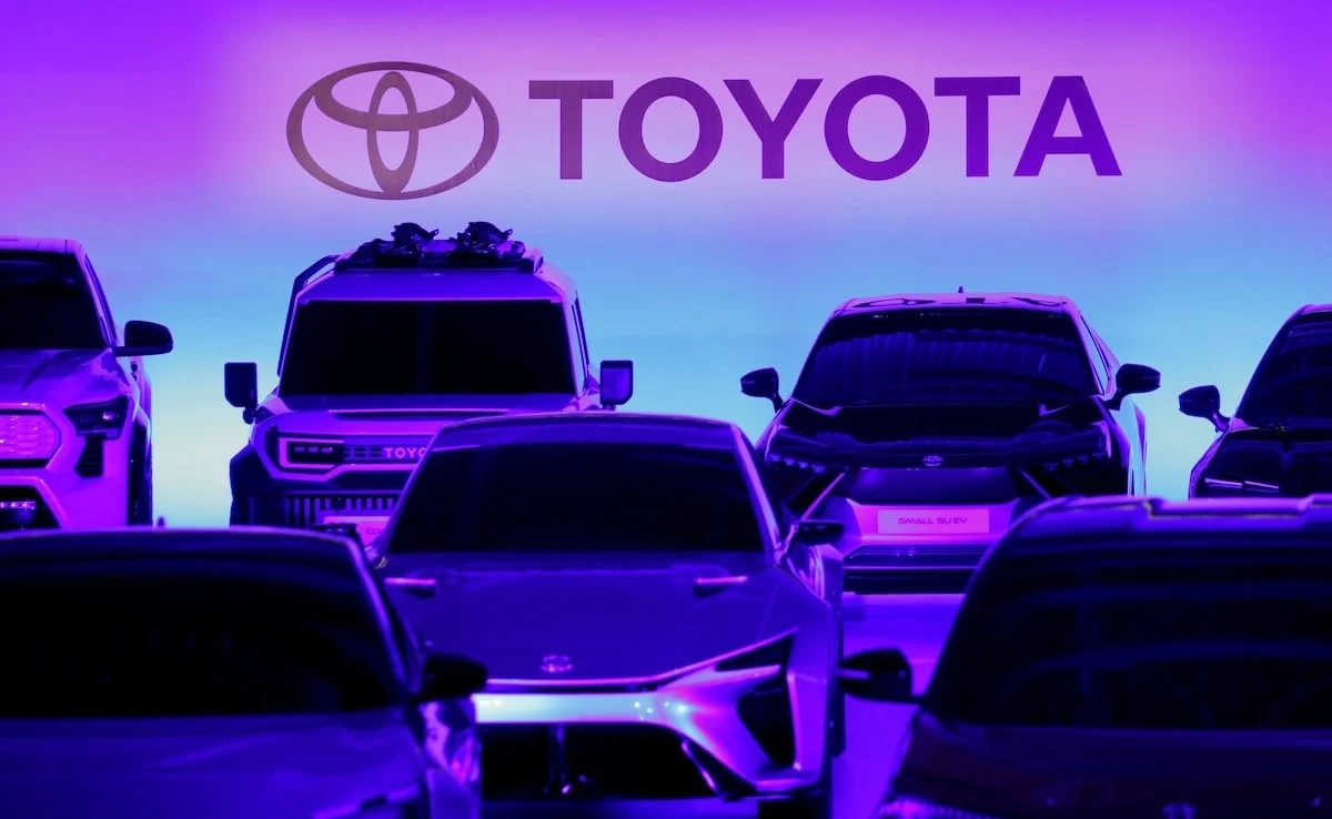 Toyota hybrid strategy, electric vehicles, plug-in hybrid, fuel cell vehicle, automotive industry trends, multi-pathway approach, internal combustion engine 2