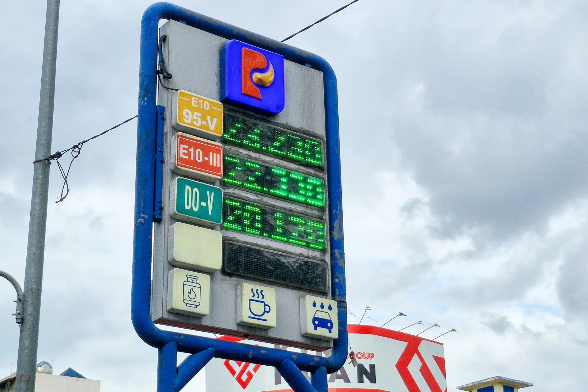 E10 gasoline, ethanol fuel Vietnam, fuel octane rating, E5 gasoline, biofuel price difference, fuel standards Vietnam, petrol price Vietnam 2