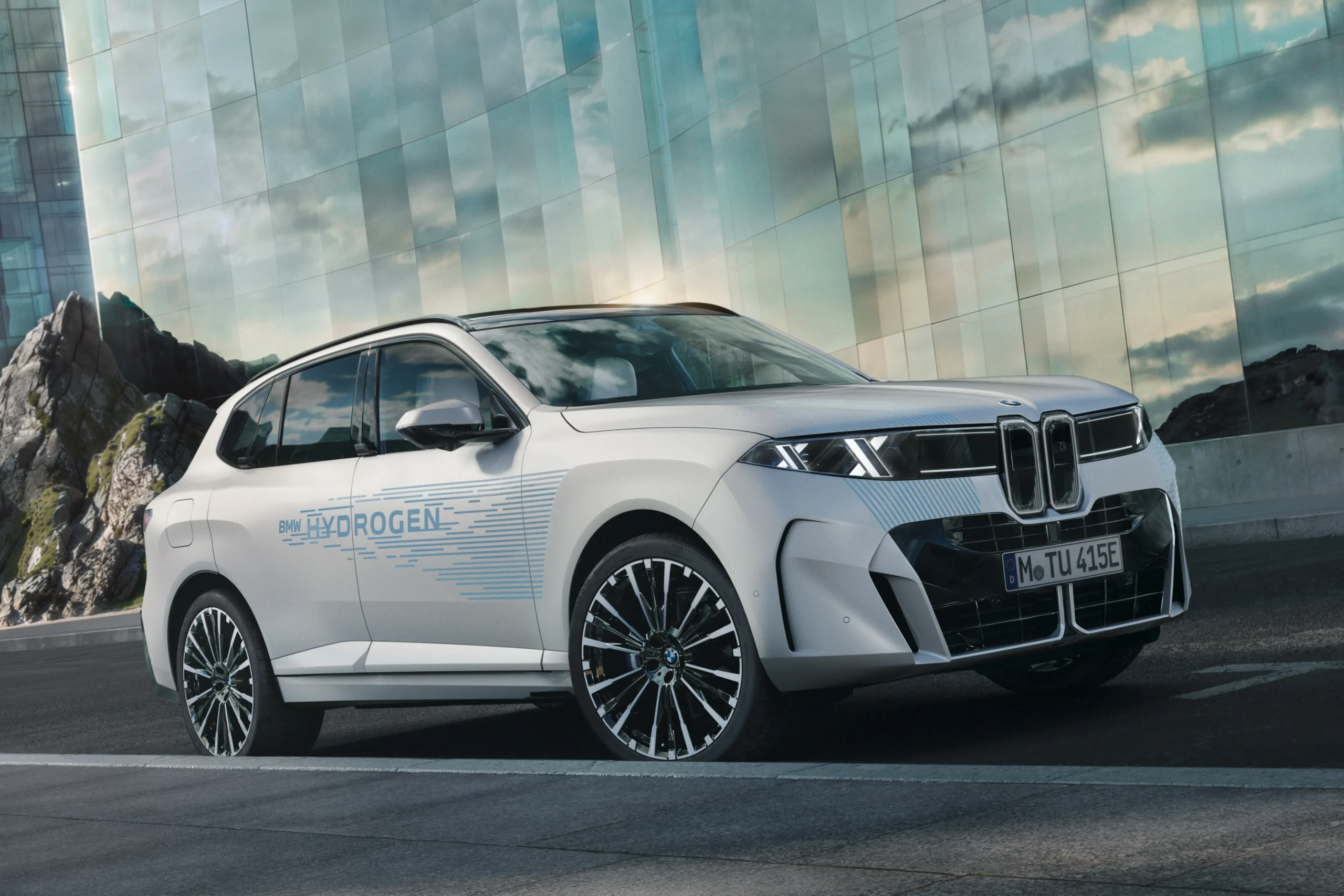BMW iX5 Hydrogen, hydrogen SUV, fuel cell vehicle, BMW hydrogen fuel cell, 750 km range, electric mobility, sustainable SUV, Spartanburg plant 6