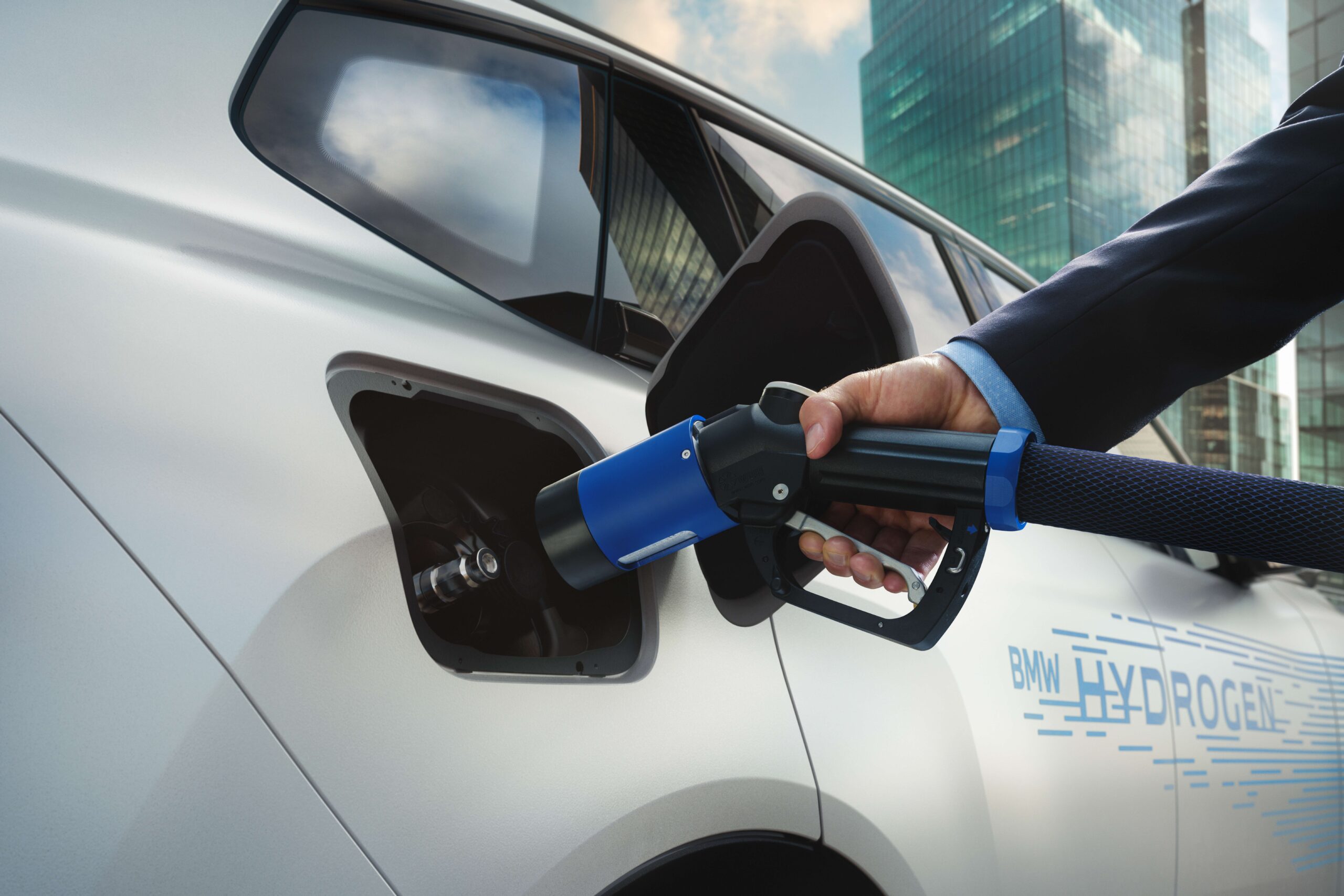 BMW iX5 Hydrogen, hydrogen SUV, fuel cell vehicle, BMW hydrogen fuel cell, 750 km range, electric mobility, sustainable SUV, Spartanburg plant 5