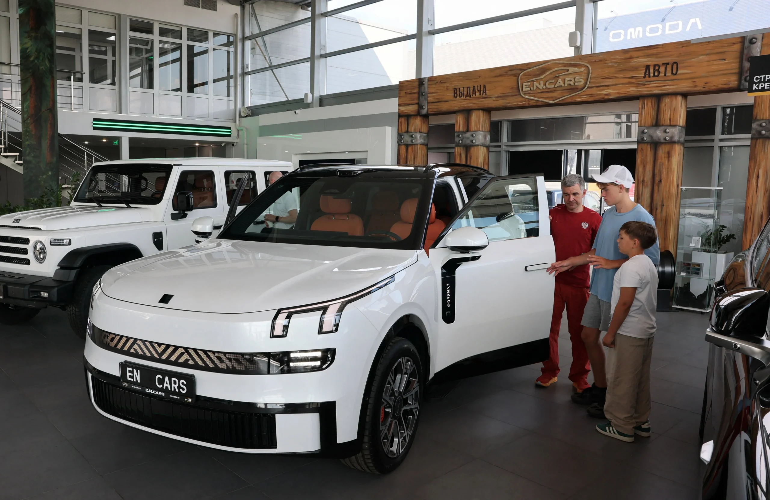 electric cars Russia, Chinese EVs, plug-in hybrid Russia, fuel shortage Russia, EV market Russia, charging stations Russia, EN Cars Moscow 6