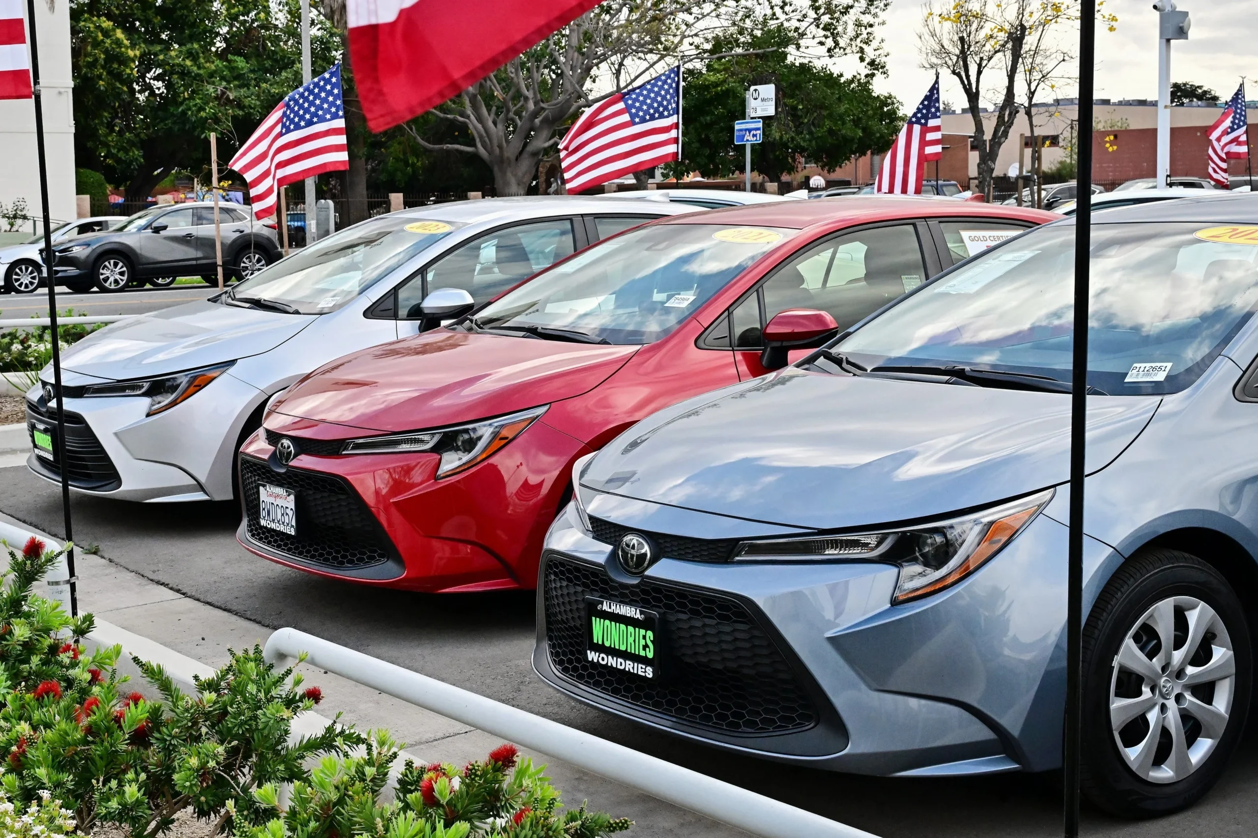 US auto market, car sales USA, hybrid vehicles, GM sales, Toyota US, Stellantis, automotive trends, fuel price impact 7