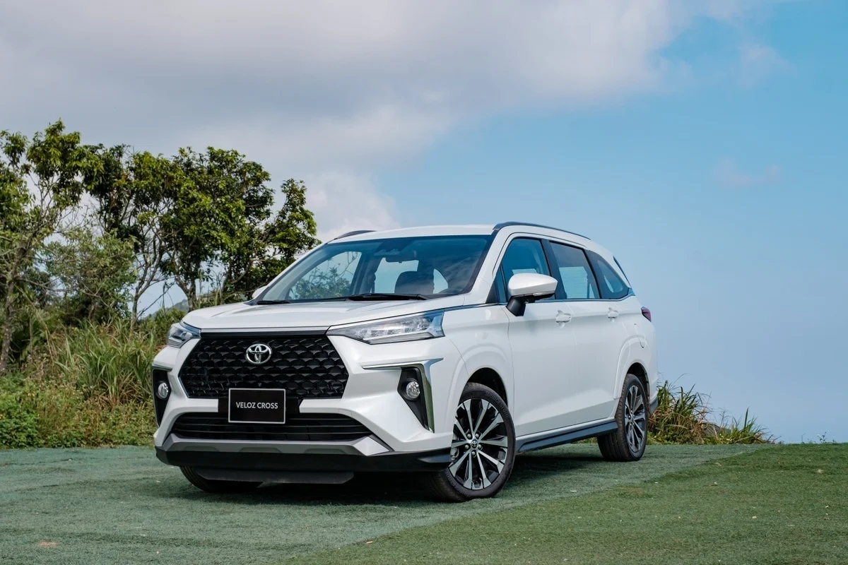 Japanese car discounts, Mitsubishi Xpander price cut, Toyota Veloz Cross promotion, Subaru Forester deal, July 2024 auto sales, Vietnam car offers, automotive incentives 3