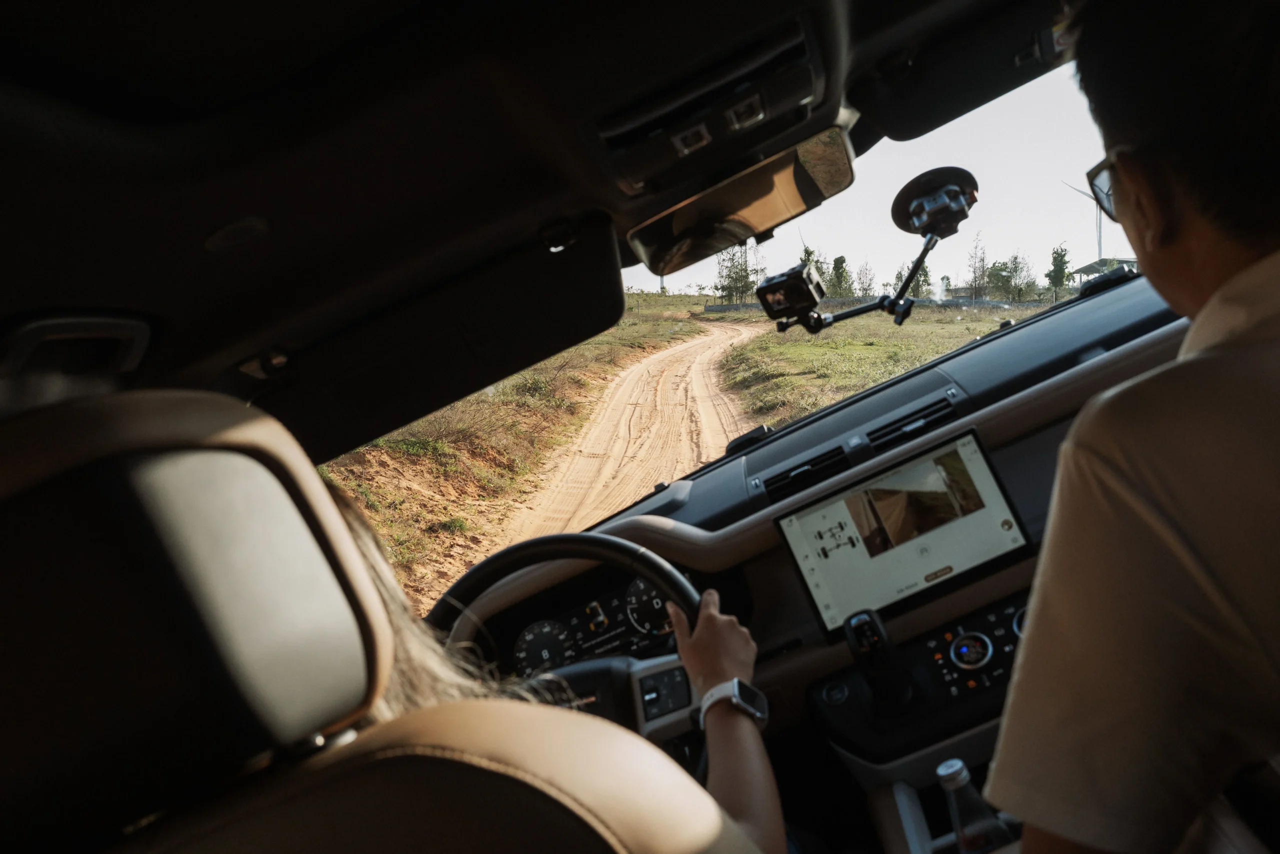 Land Rover Defender 130, luxury off-road SUV, off-road performance, premium SUV review, high-end 4x4, sand dune capability, 8 billion VND price 7