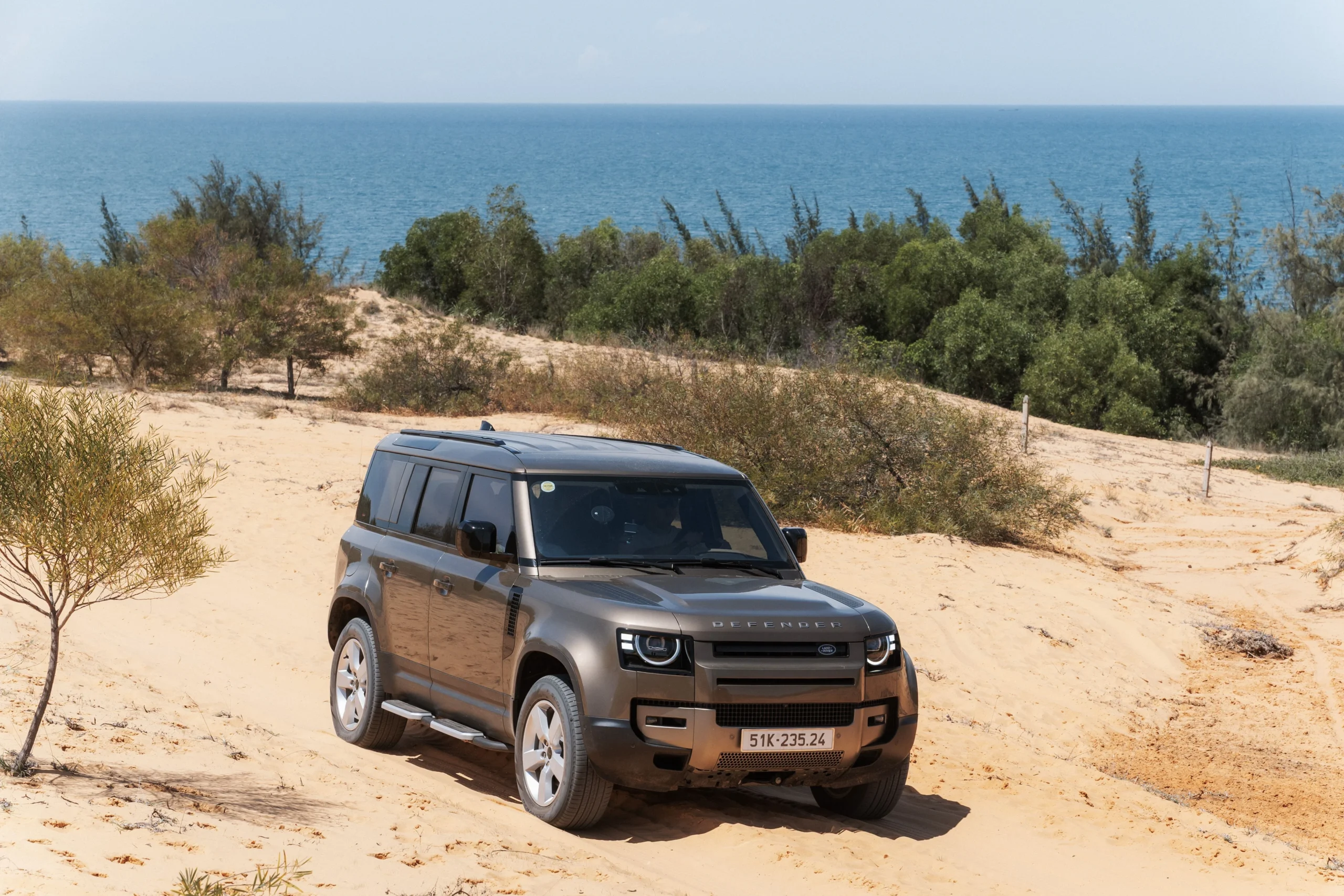 Land Rover Defender 130, luxury off-road SUV, off-road performance, premium SUV review, high-end 4x4, sand dune capability, 8 billion VND price 2