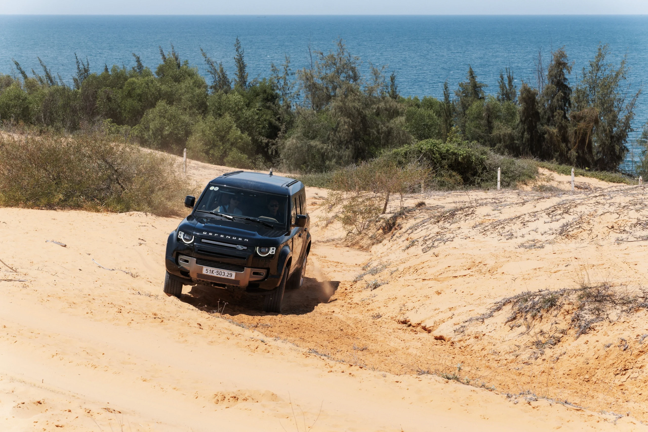 Land Rover Defender 130, luxury off-road SUV, off-road performance, premium SUV review, high-end 4x4, sand dune capability, 8 billion VND price 6