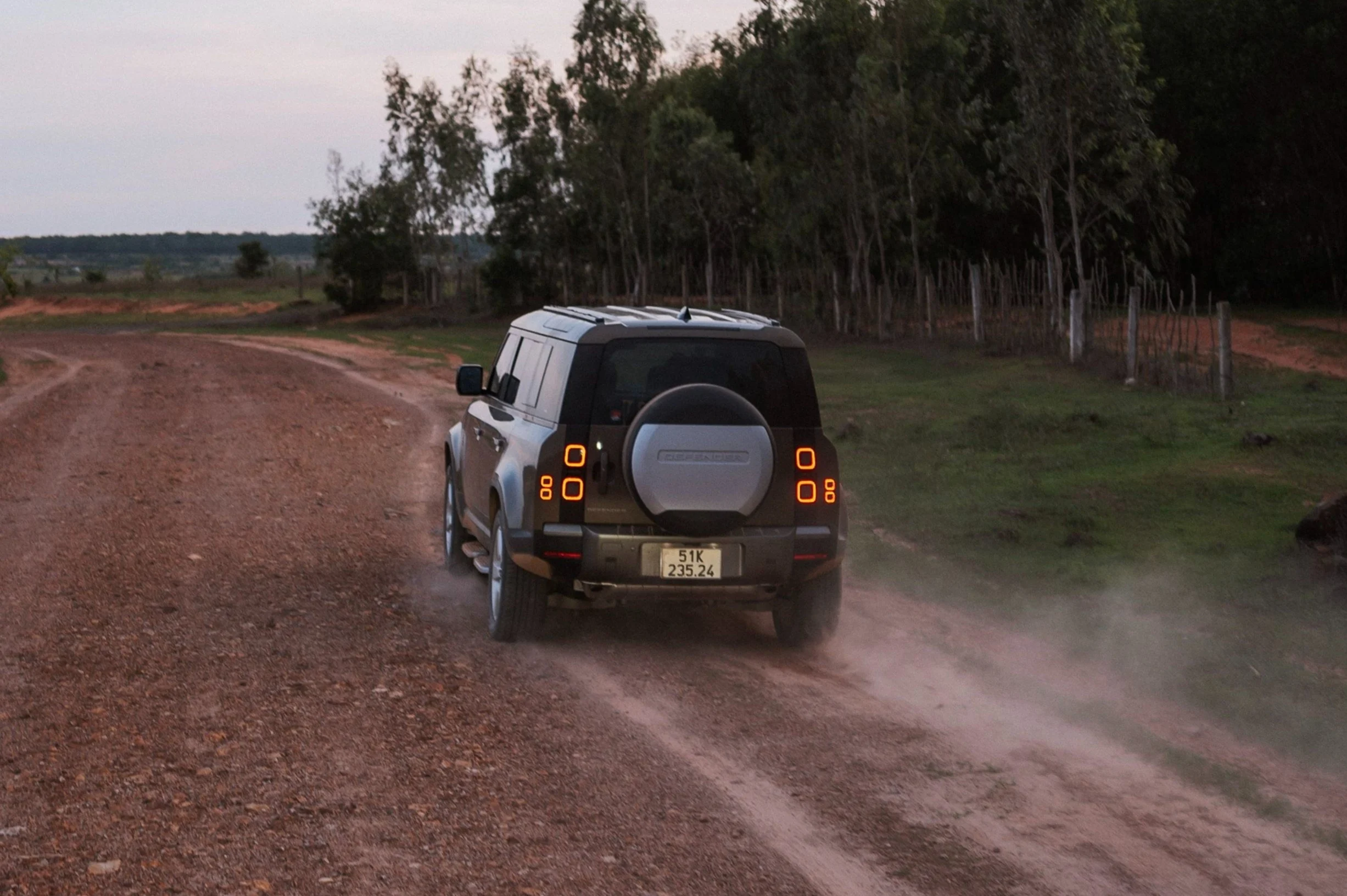 Land Rover Defender 130, luxury off-road SUV, off-road performance, premium SUV review, high-end 4x4, sand dune capability, 8 billion VND price 3