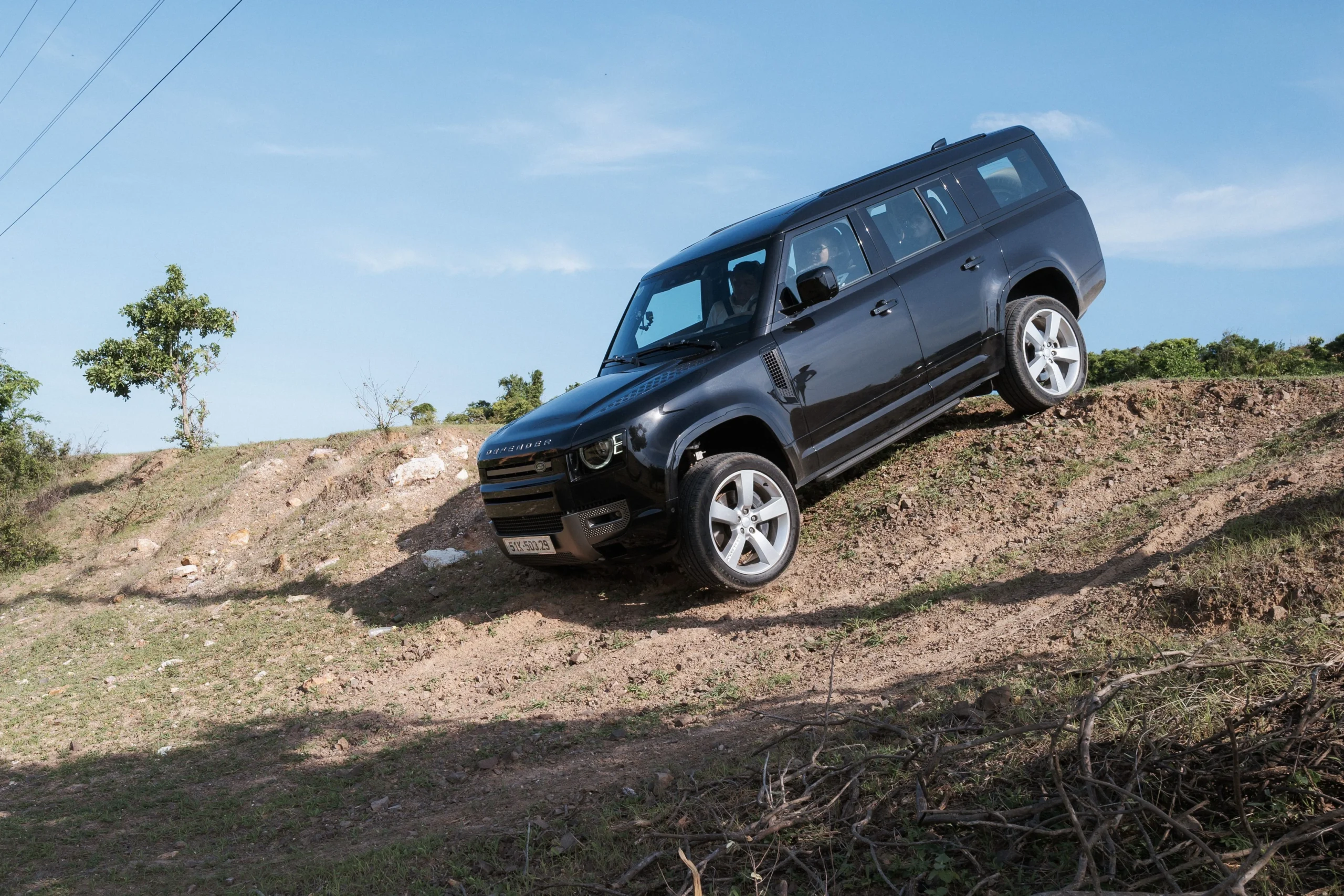 Land Rover Defender 130, luxury off-road SUV, off-road performance, premium SUV review, high-end 4x4, sand dune capability, 8 billion VND price 8