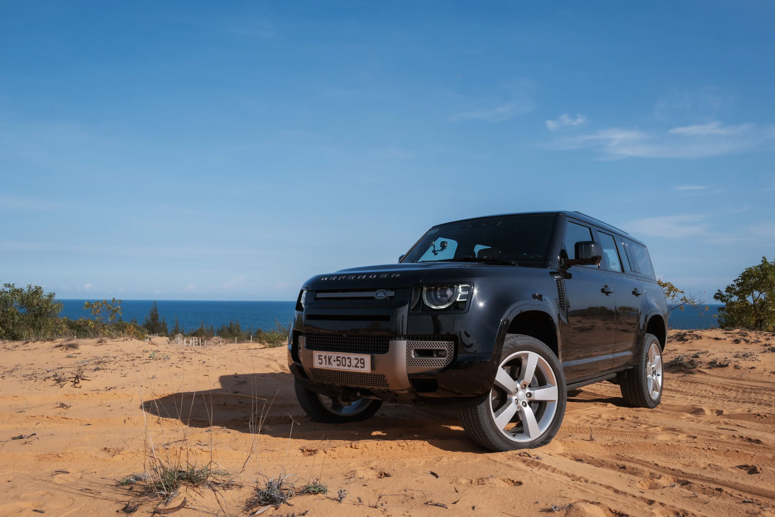 Land Rover Defender 130, luxury off-road SUV, off-road performance, premium SUV review, high-end 4x4, sand dune capability, 8 billion VND price 4